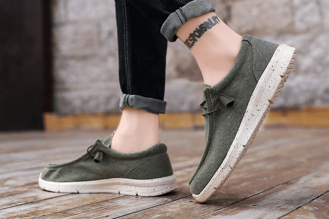 Grüne Herren-Loafer aus Wildleder, lässig, mit weißer Sohle, ideal für Freizeitkleidung.