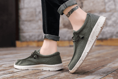 Grüne Herren-Loafer aus Wildleder, lässig, mit weißer Sohle, ideal für Freizeitkleidung.