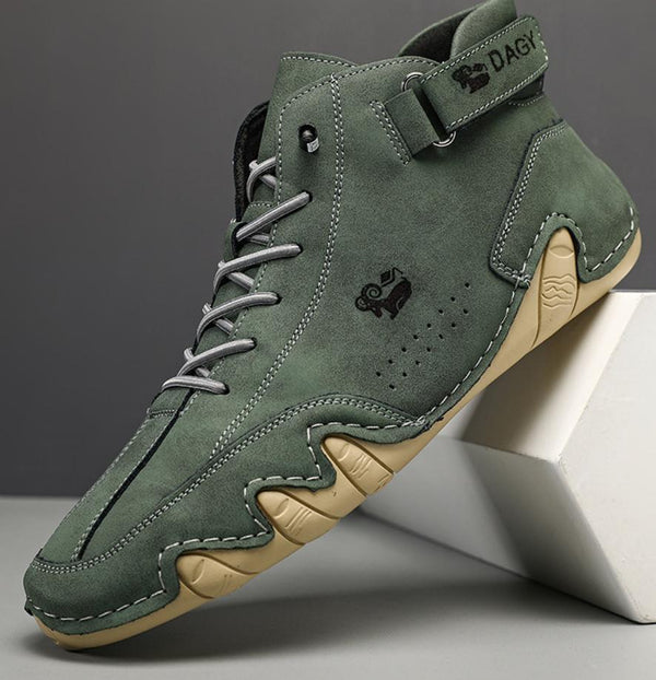 Grüner Herren-Sneaker aus Leder mit grauen Schnürsenkeln und beiger Sohle, sportlich, modern.