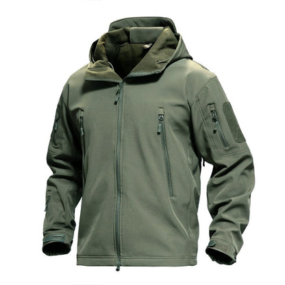 Grüne taktische Softshell-Jacke, wasserabweisend, mit Kapuze und Reißverschlusstaschen.