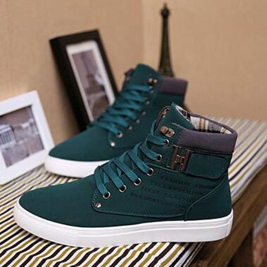 Grüne Herren-Sneaker aus Leder, hohe Knöchel, modisches Design, weiße Sohle, Freizeitmode.