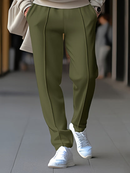 Grüne Damenhose, elegant, aus Baumwolle, mit weißen Sneakers, modisch, bequem, für Freizeit.