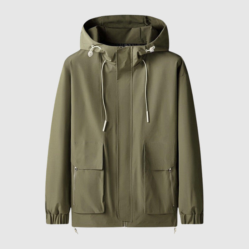 Grüne Kapuzenjacke, wasserabweisend, mit Reißverschlusstaschen, ideal für Outdoor-Aktivitäten.