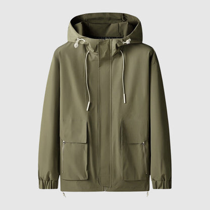 Grüne Kapuzenjacke, wasserabweisend, mit Reißverschlusstaschen, ideal für Outdoor-Aktivitäten.