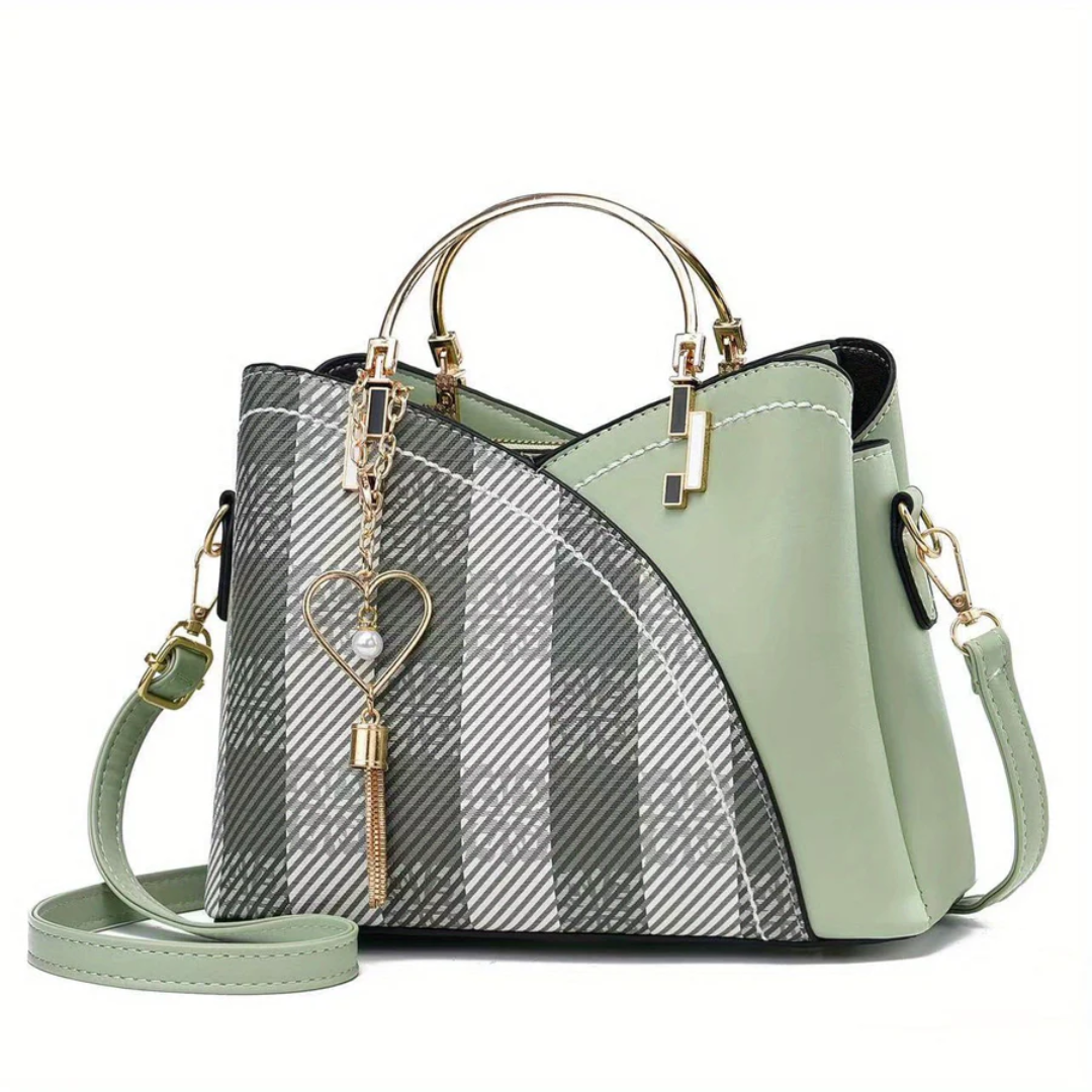 Grüne Handtasche mit Karomuster, Herzanhänger, goldene Details, Damenmode Accessoire.