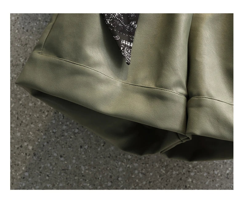 Grüne Lederhose, Nahaufnahme, Detailansicht, modisches Design, hochwertige Materialien.