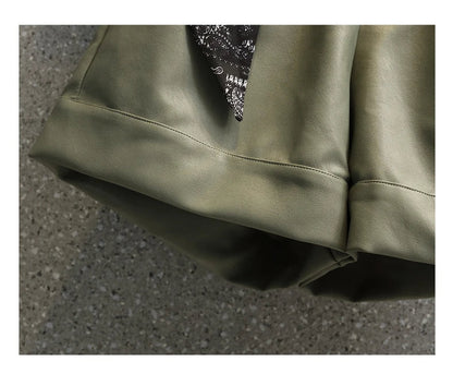 Grüne Lederhose, Nahaufnahme, Detailansicht, modisches Design, hochwertige Materialien.