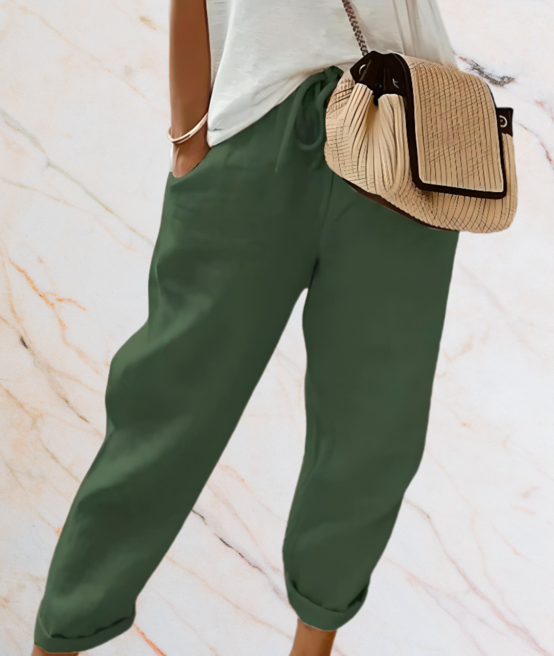 Frau mit grüner Hose und beiger Handtasche, lässiger Stil, Mode, Damenbekleidung.