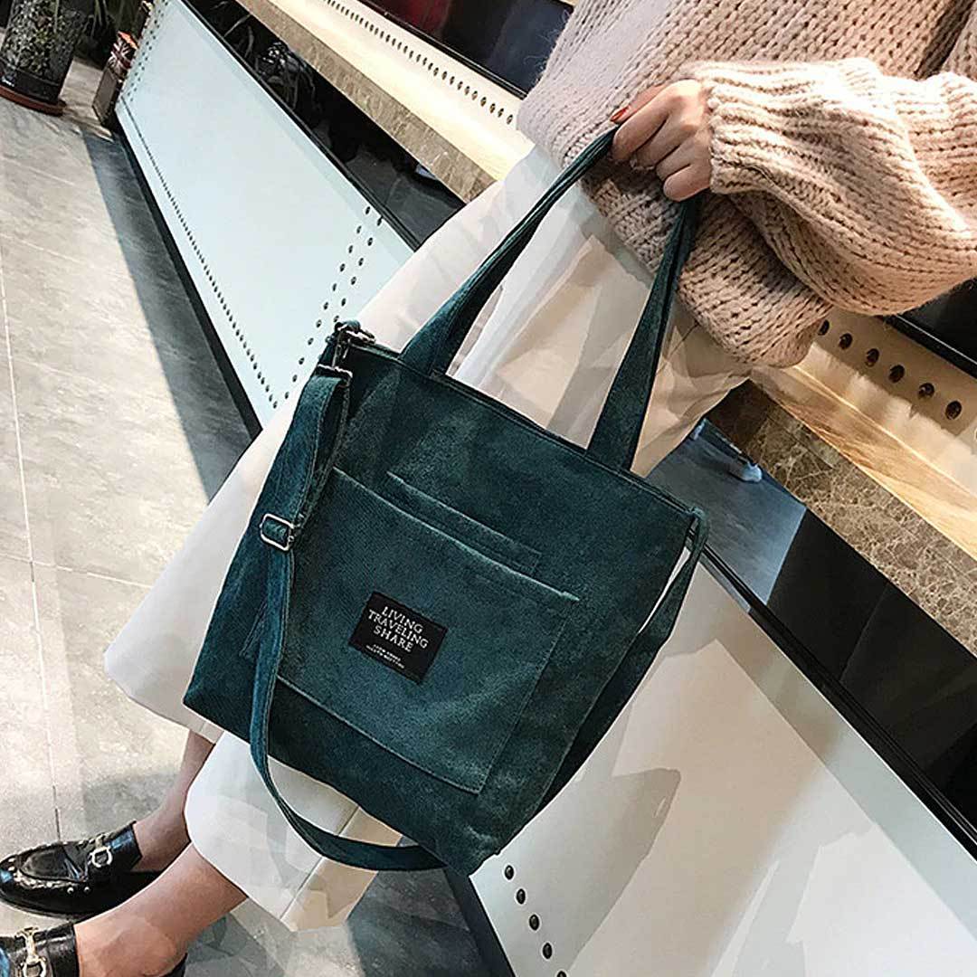 Frau mit grüner Canvas-Umhängetasche, lässig, modisch, ideal für Alltag und Reisen.