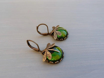 Antike Ohrringe mit Libellenmotiv, grünem Stein, Vintage-Stil, Schmuck, Damenaccessoire.