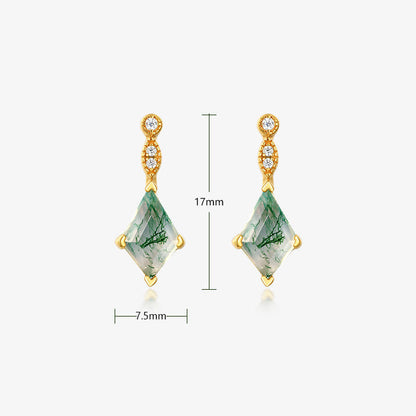 Goldene Ohrringe mit grünen Edelsteinen, 17mm Länge, 7,5mm Breite, elegantes Schmuckdesign.