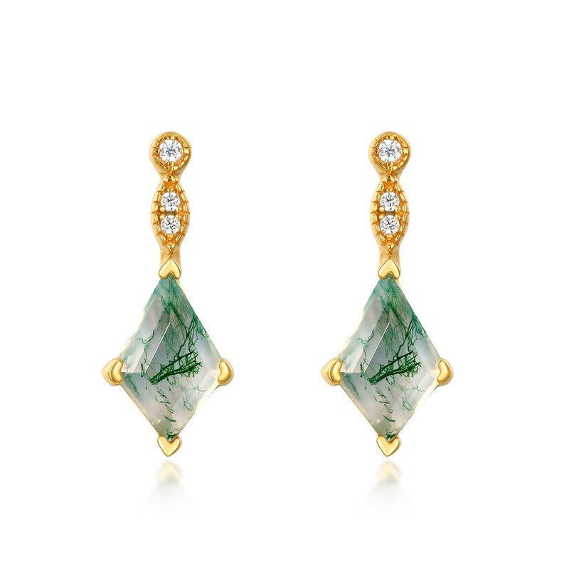 Goldene Ohrringe mit grünen Edelsteinen und Diamanten, eleganter Schmuck, luxuriöses Design.