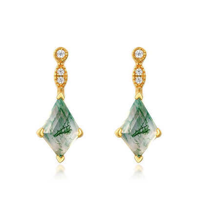 Goldene Ohrringe mit grünen Edelsteinen und Diamanten, eleganter Schmuck, luxuriöses Design.