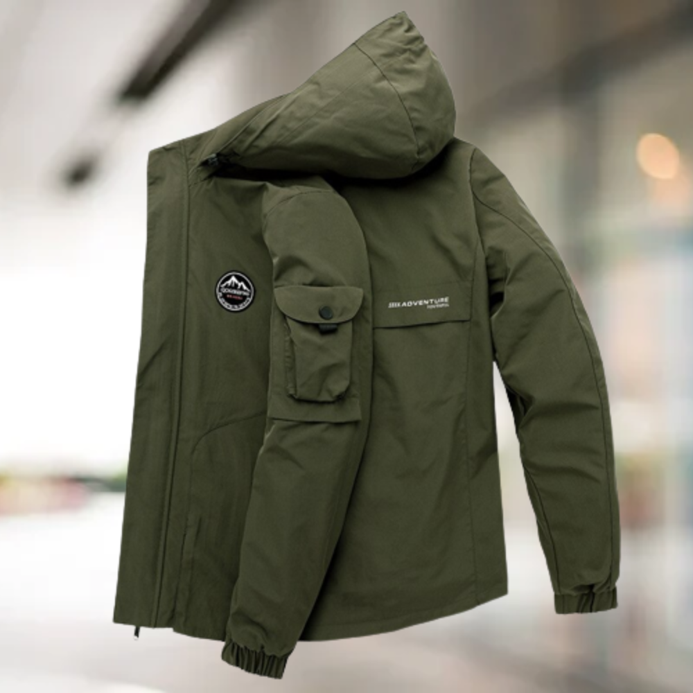 Grüne Outdoor-Jacke mit Kapuze, wasserabweisend, ideal für Abenteuer und Wandern.