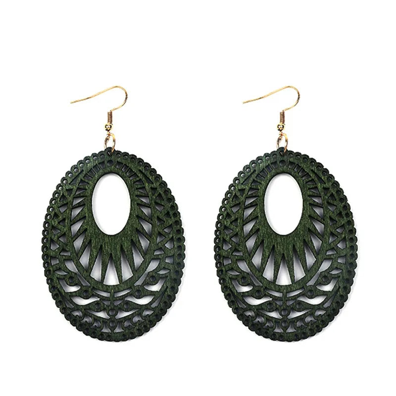 Grüne ovale Ohrringe aus Holz mit filigranem Design und goldenen Haken, Modeschmuck.
