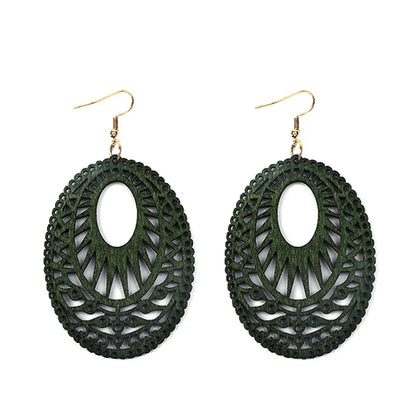 Grüne ovale Ohrringe aus Holz mit filigranem Design und goldenen Haken, Modeschmuck.