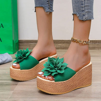 Grüne Plateau-Sandalen mit Blumenapplikation, Damenmode, Sommerschuhe, Keilabsatz.
