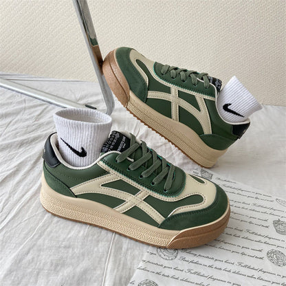 Grüne Sneaker mit cremefarbenen Details, Gummisohle, Sportschuhe, modisch, unisex.