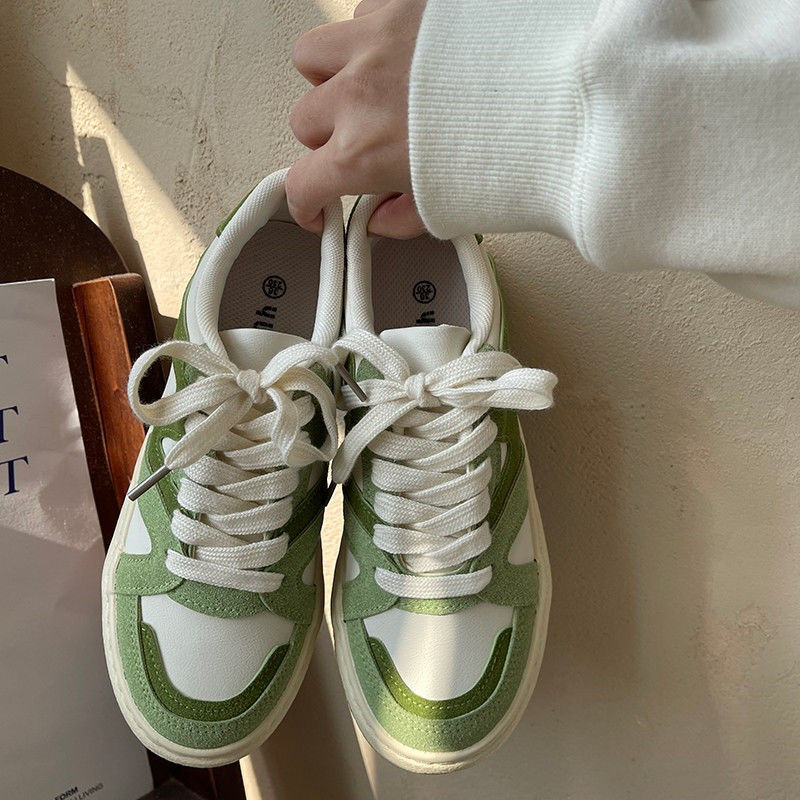 Grüne und weiße Sneaker, Damen, Freizeitschuhe, Leder, modisch, bequem, Schnürsenkel.