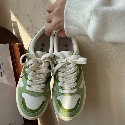 Grüne und weiße Sneaker, Damen, Freizeitschuhe, Leder, modisch, bequem, Schnürsenkel.
