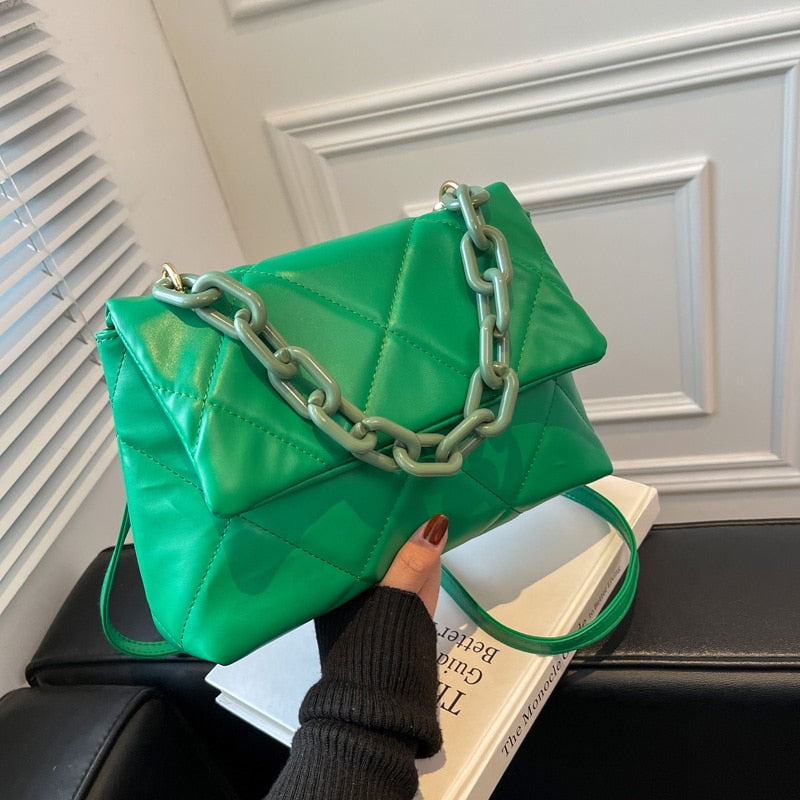 Grüne gesteppte Handtasche mit Kettengriff, modisches Accessoire, Damenmode.