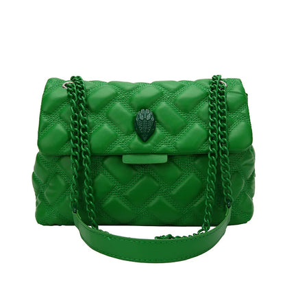 Grüne gesteppte Handtasche mit Kettengurt, elegantes Design, Damenmode-Accessoire.