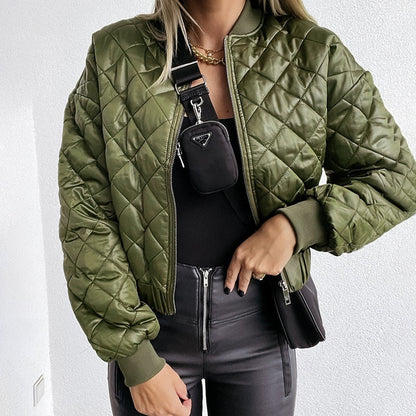 Grüne gesteppte Bomberjacke Damen, modisch, Reißverschluss, Herbstmode, Streetwear.