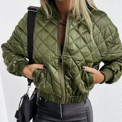 Grüne gesteppte Bomberjacke Damen, Reißverschluss, modisch, Herbstmode, schwarze Tasche.