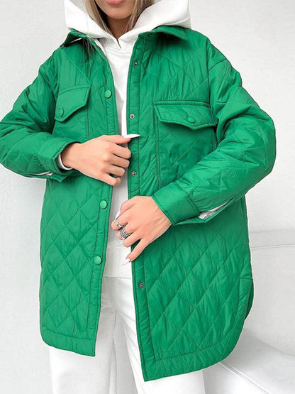 Grüne gesteppte Damenjacke, langärmelig, mit Taschen, modisch, warm, Freizeitkleidung.