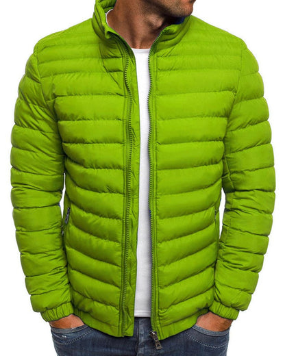 Grüne Herren-Daunenjacke, Stehkragen, Reißverschluss, Wintermode, warm, stylisch.