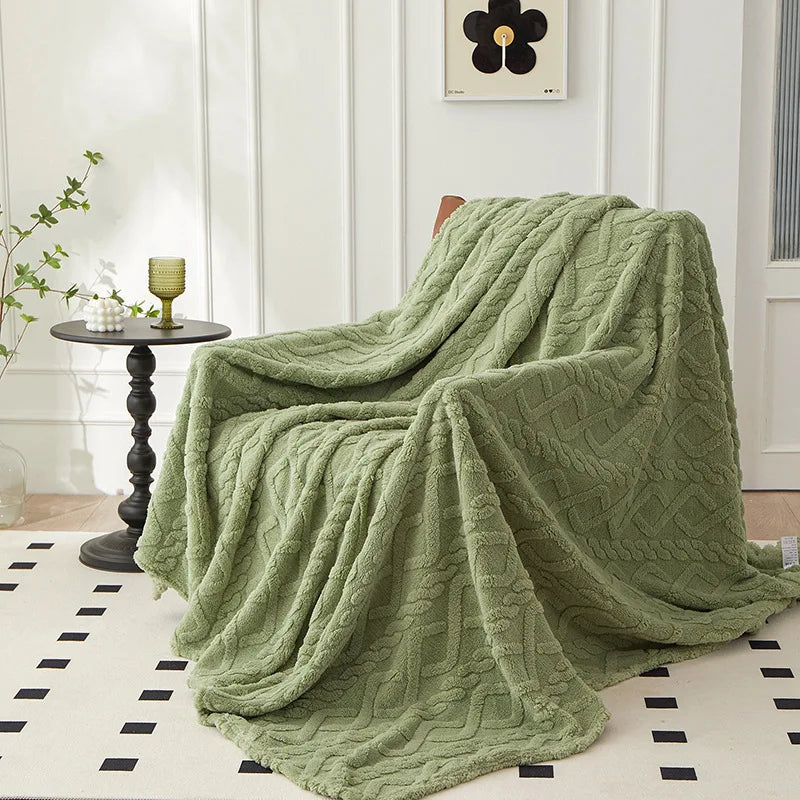 Grüne Strickdecke auf Sessel, Wohnzimmer, gemütlich, weiche Textur, Dekoration, modernes Design.