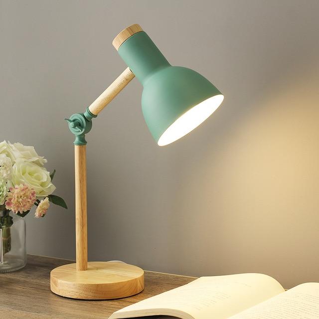 Grüne Tischlampe aus Holz, skandinavisches Design, ideal für Büro oder Wohnzimmerbeleuchtung.