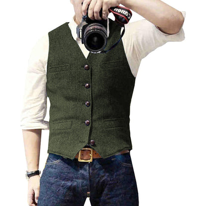 Mann mit grüner Weste und Kamera, Freizeitkleidung, Herrenmode, Fotografie, Jeans, Hemd.