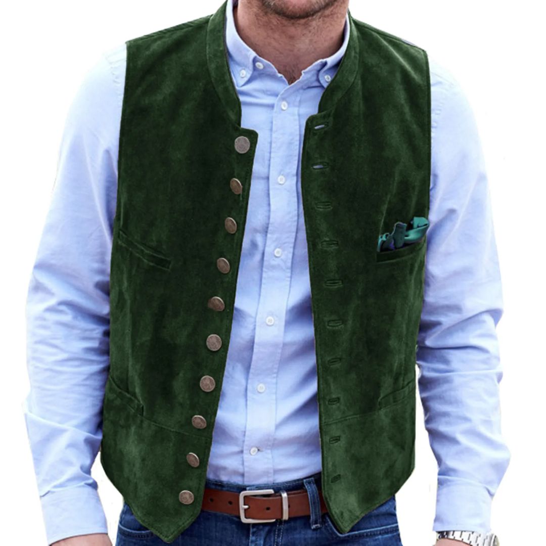 Grüne Herrenweste aus Wildleder, traditionell, mit Knöpfen, über hellblauem Hemd getragen.