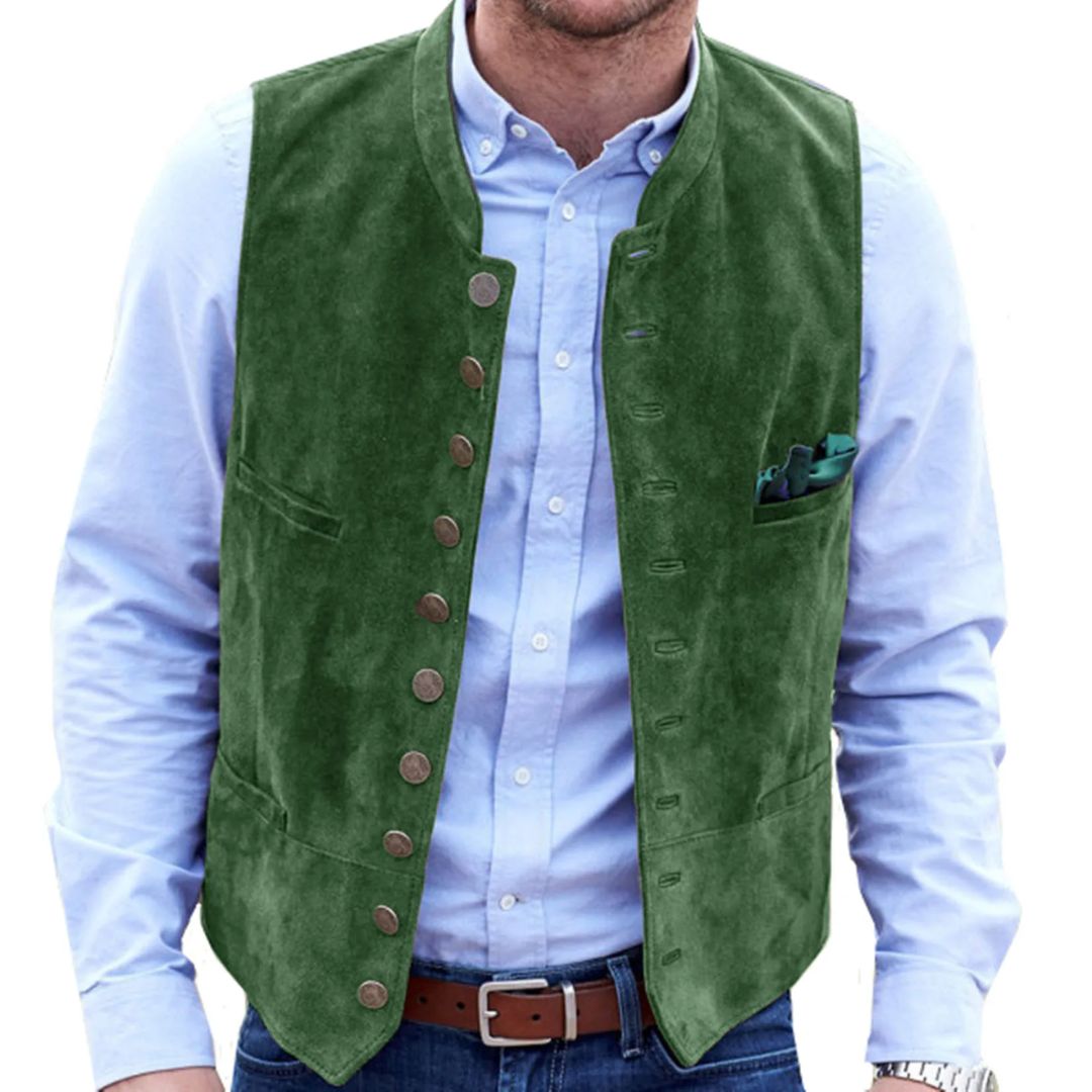 Mann in grüner Trachtenweste aus Samt, blaues Hemd, traditionelles Oktoberfest-Outfit.