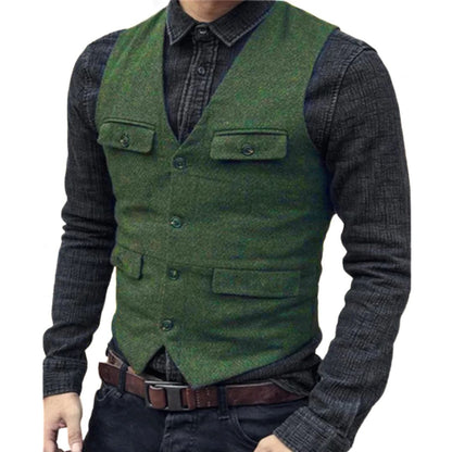 Mann in grüner Tweed-Weste, schwarzes Hemd, Freizeitkleidung, modisch, Herrenmode.
