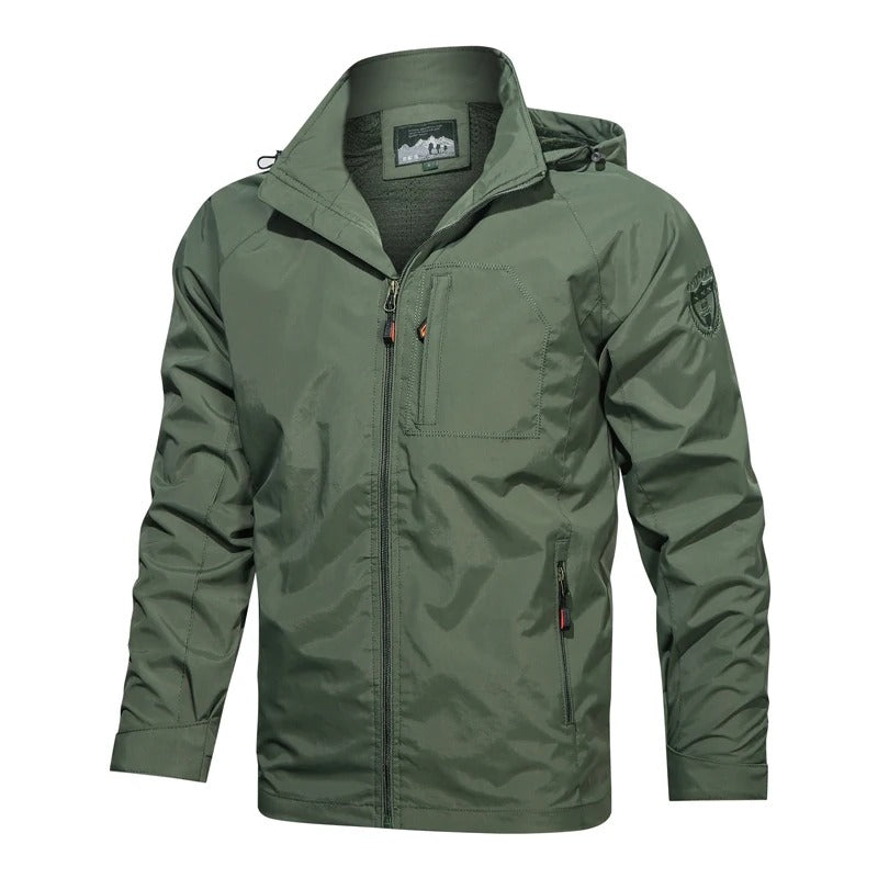 Grüne Herren-Outdoorjacke mit Kapuze, Reißverschluss und Brusttasche, winddicht, wasserabweisend.