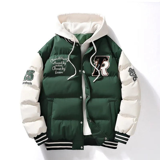 Grüne Collegejacke mit Kapuze, gestickten Buchstaben, gestreiften Bündchen, Unisex-Design.