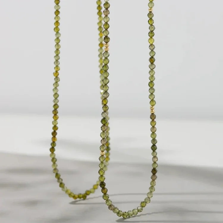 Grüne Perlenkette aus facettiertem Olivin, eleganter Schmuck für Damen, handgefertigt.