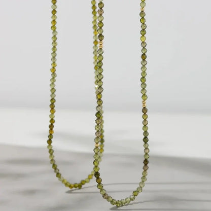 Grüne Perlenkette aus facettiertem Olivin, eleganter Schmuck für Damen, handgefertigt.
