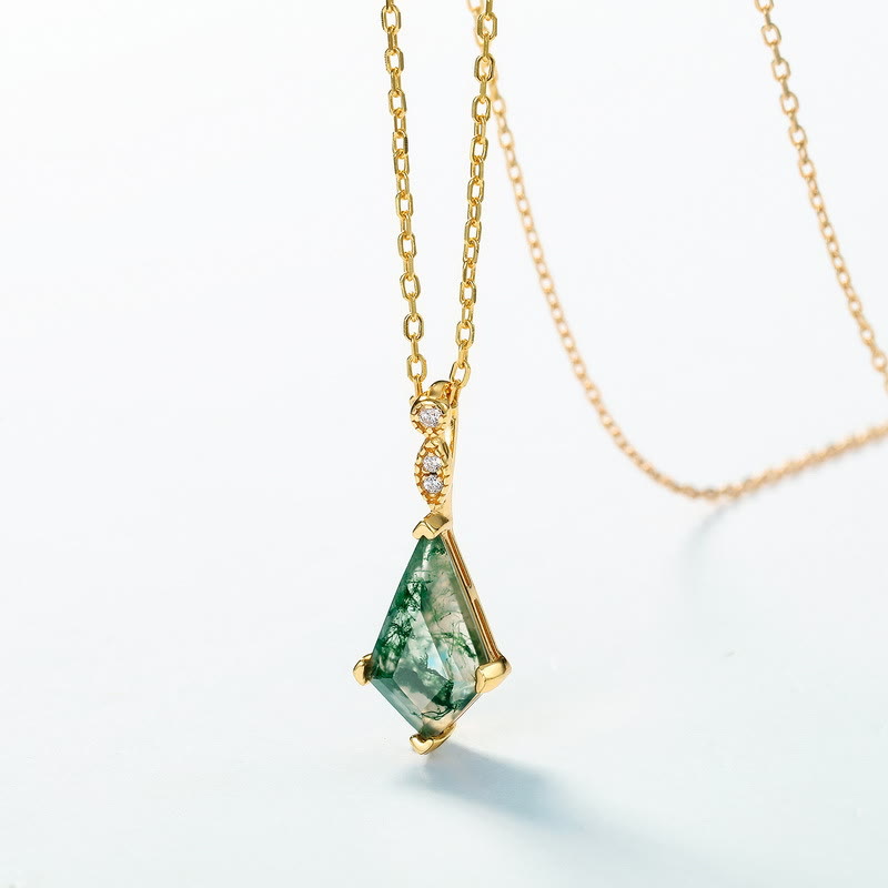 Goldene Halskette mit grünem Edelstein-Anhänger, elegantes Schmuckdesign, Damenaccessoire.
