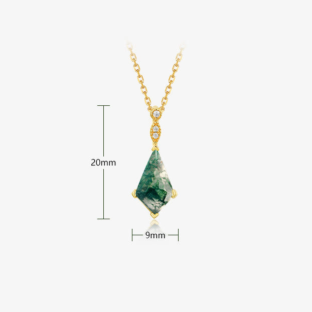 Goldene Halskette mit grünem Edelstein-Anhänger, 20mm x 9mm, elegantes Schmuckdesign.