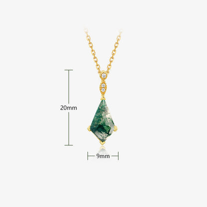 Goldene Halskette mit grünem Edelstein-Anhänger, 20mm x 9mm, elegantes Schmuckdesign.