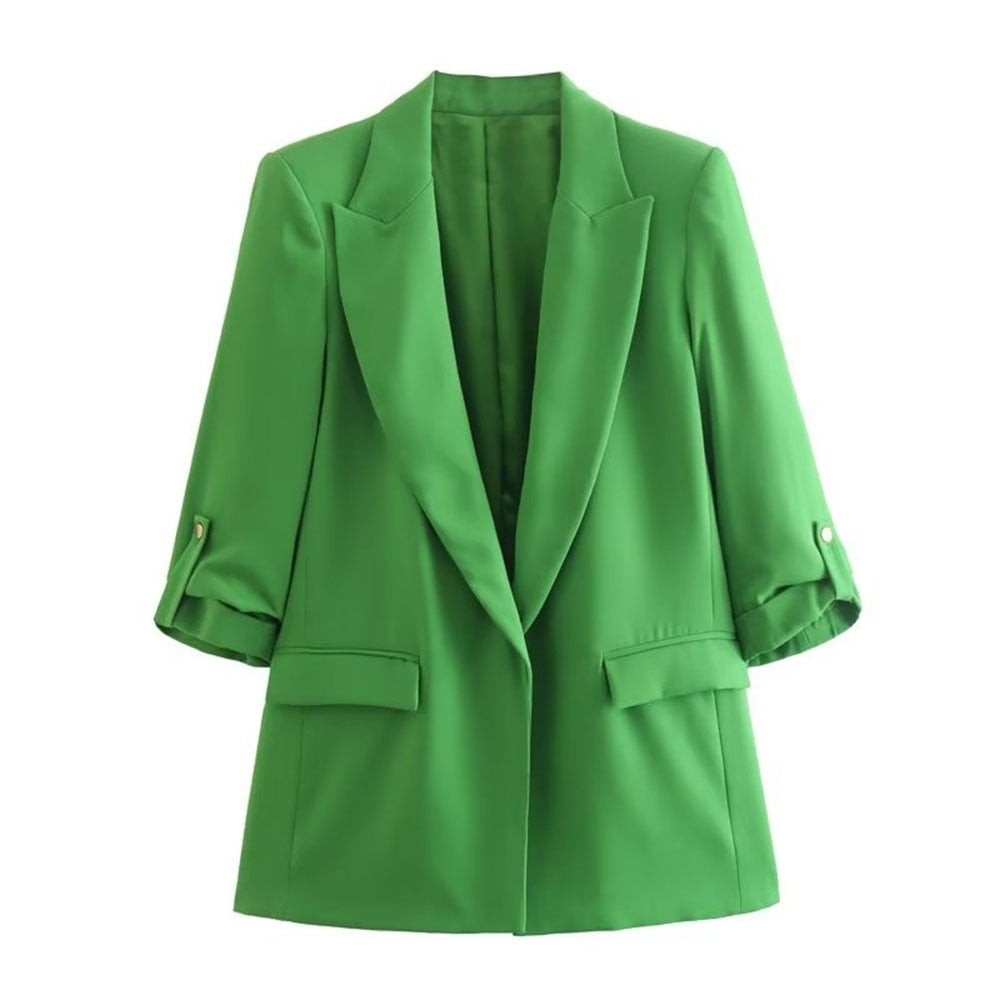 Grüner Damenblazer, eleganter Schnitt, Knopfdetails, modische Damenbekleidung, Büro-Outfit.