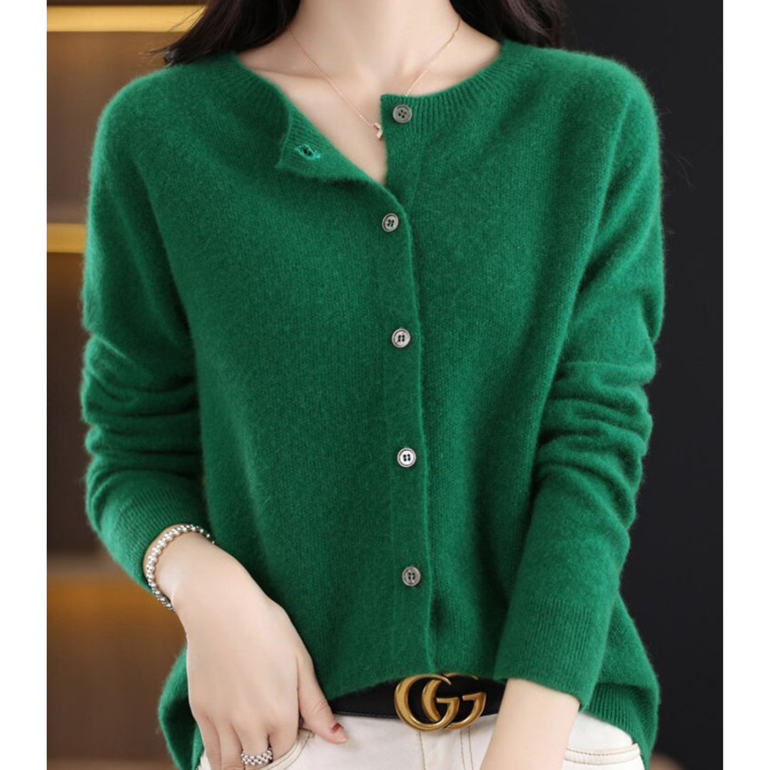 Grüner Damen-Cardigan aus Kaschmir, Knopfleiste, elegantes Design, Herbstmode.