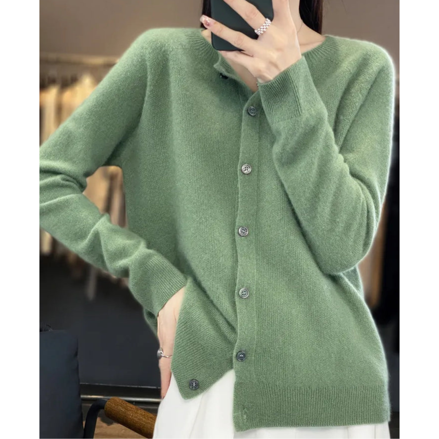 Damen Strickjacke grün, Knöpfe, weiches Material, modisch, bequem, Herbstmode.