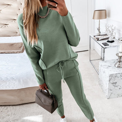 Frau in grünem Jogginganzug, Schlafzimmer, Mode, bequem, Freizeitkleidung, Damenbekleidung.