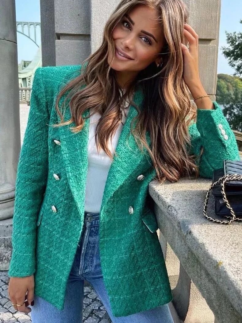 Frau in grünem Damenblazer mit doppelten Knöpfen, lässig gestylt, modisch, elegant.