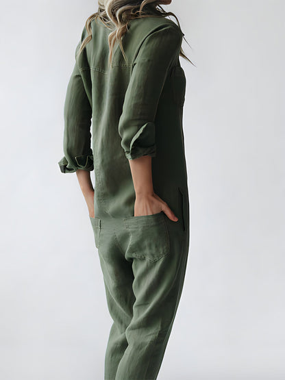 Frau in grünem Jumpsuit aus Baumwolle, lässiger Stil, Rückansicht, modisch, bequem.