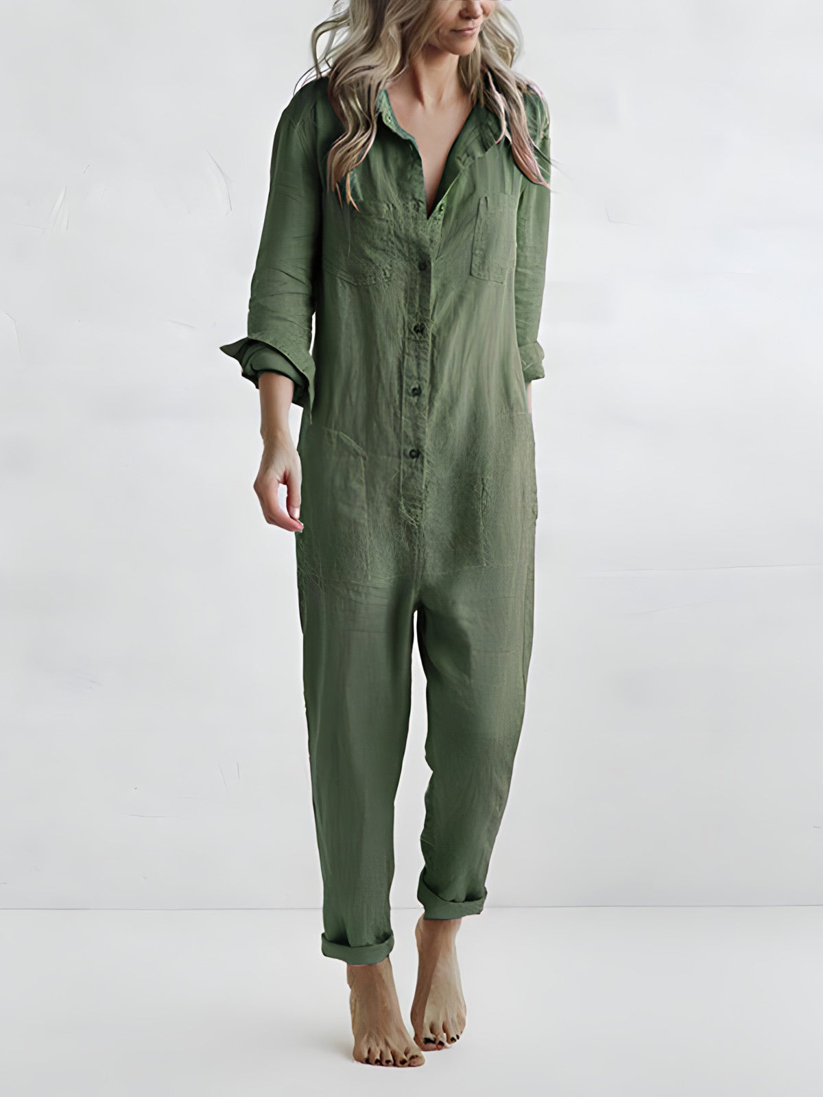 Frau in grünem Leinen-Jumpsuit, langärmelig, lässig, modisch, bequem, Freizeitkleidung.